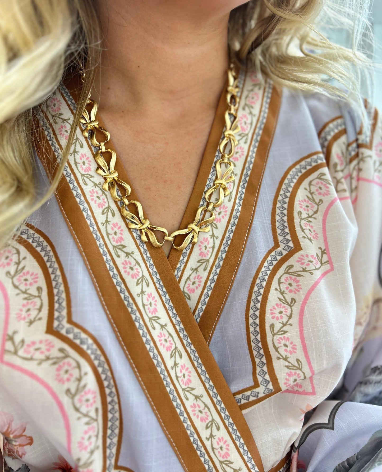 Bow Shape Linked Chain Necklace