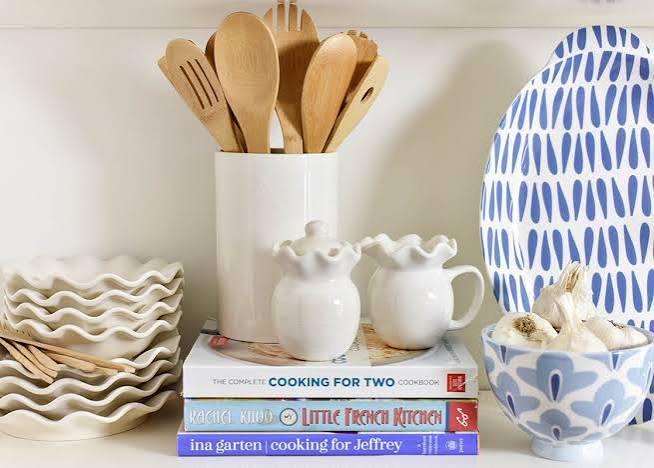 Signature White Ruffle Cream and Sugar Pairing